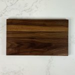 Planche à découper en noyer à plat